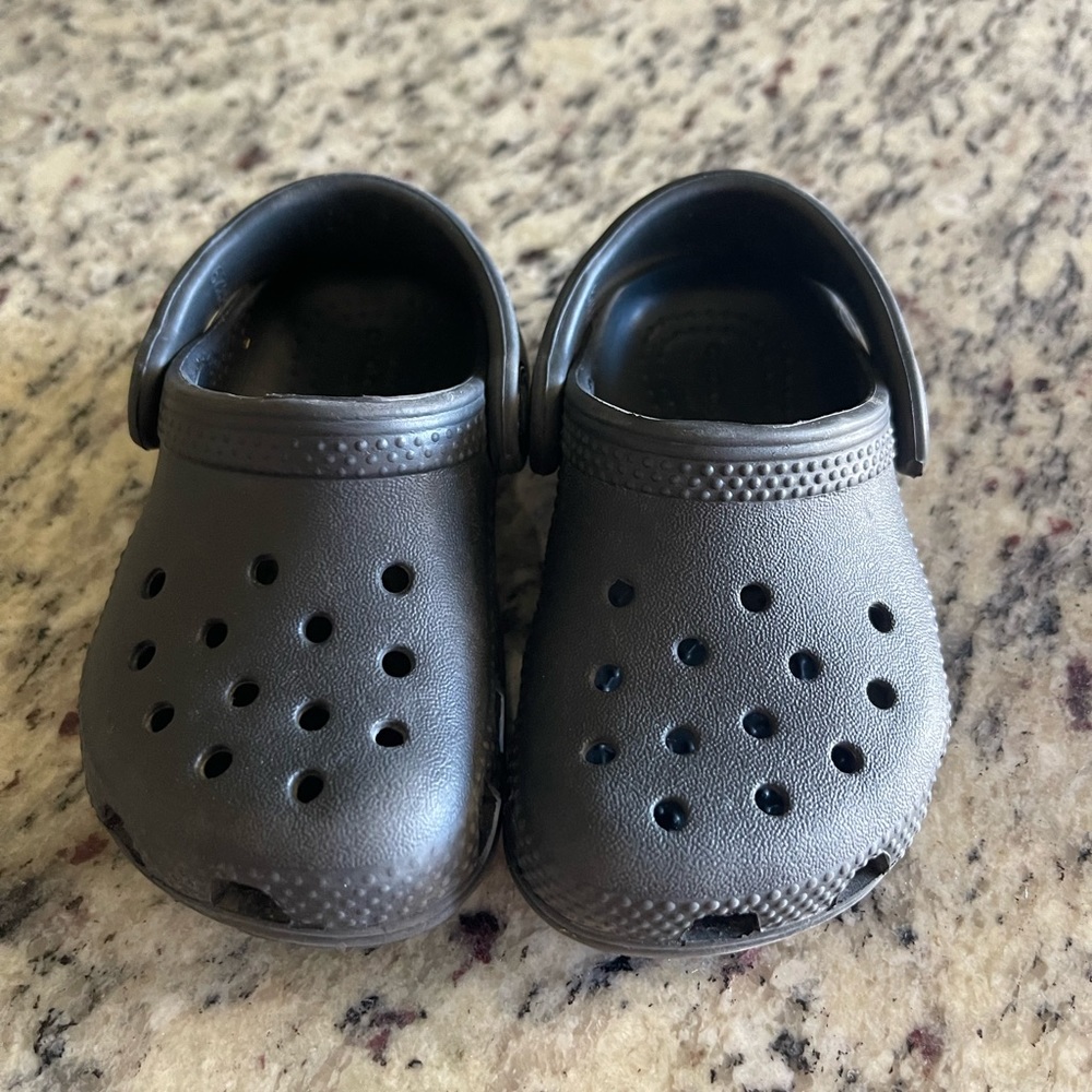 TODDLER CROCS SIZE 5